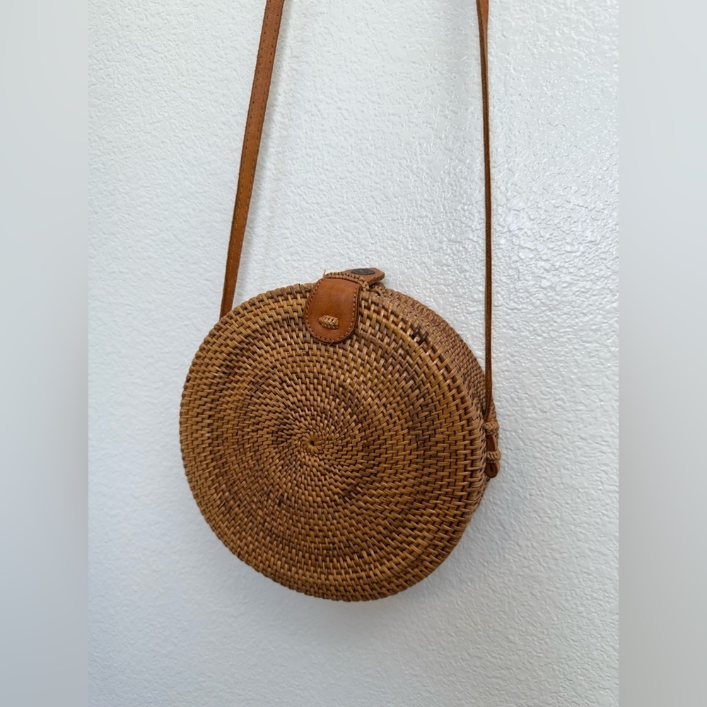 Round Rattan Cross-Body Purse - Picture 3 of 8